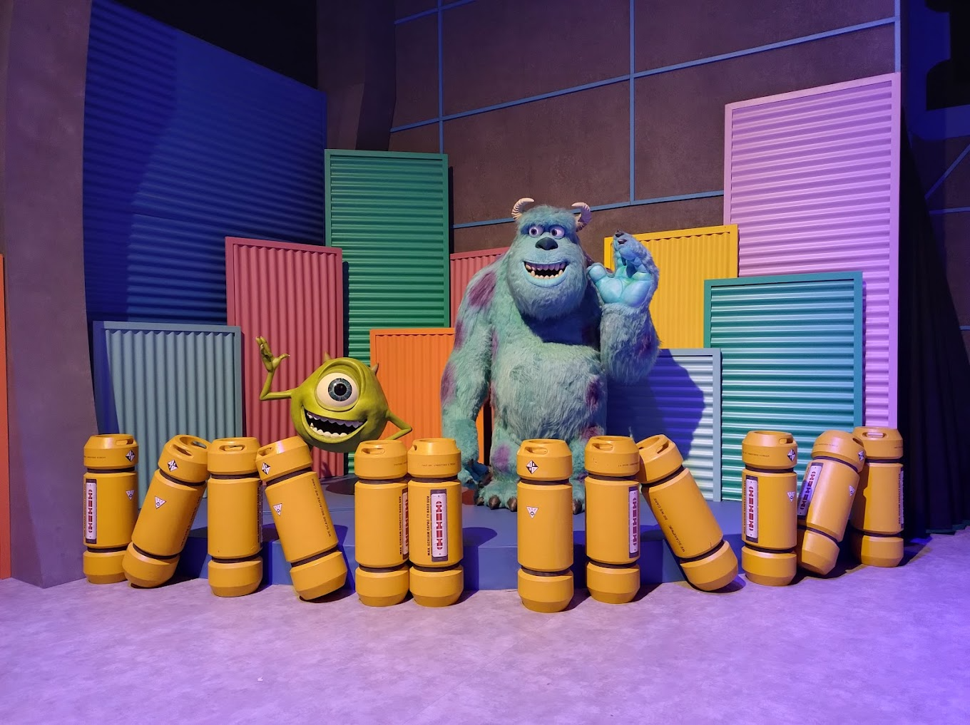 Atracción de Mike y Sully.
